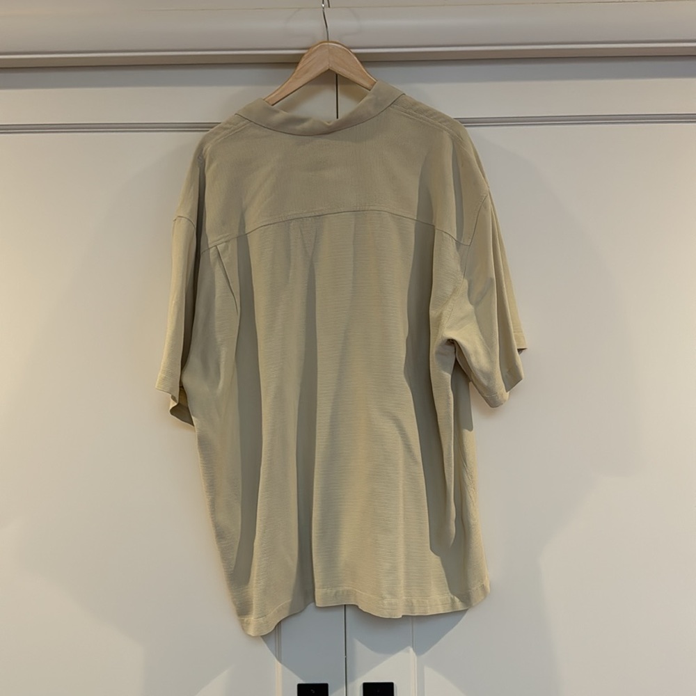 Men’s Tommy Bahama Solid Color Silk Shirt. - Picture 2 of 6